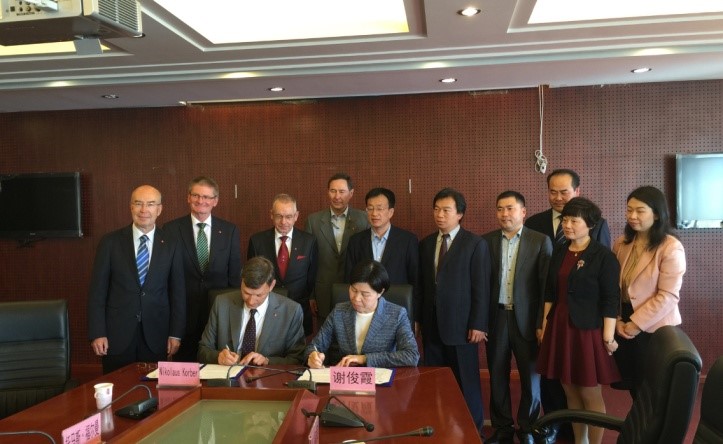 图三:青岛大学副校长谢俊霞教授和雷根斯堡大学副校长考尔博博士签订合作协议.jpg 图三:青岛大学副校长谢俊霞教授和雷根斯堡大学副校长考尔博博士签订合作协议.jpg