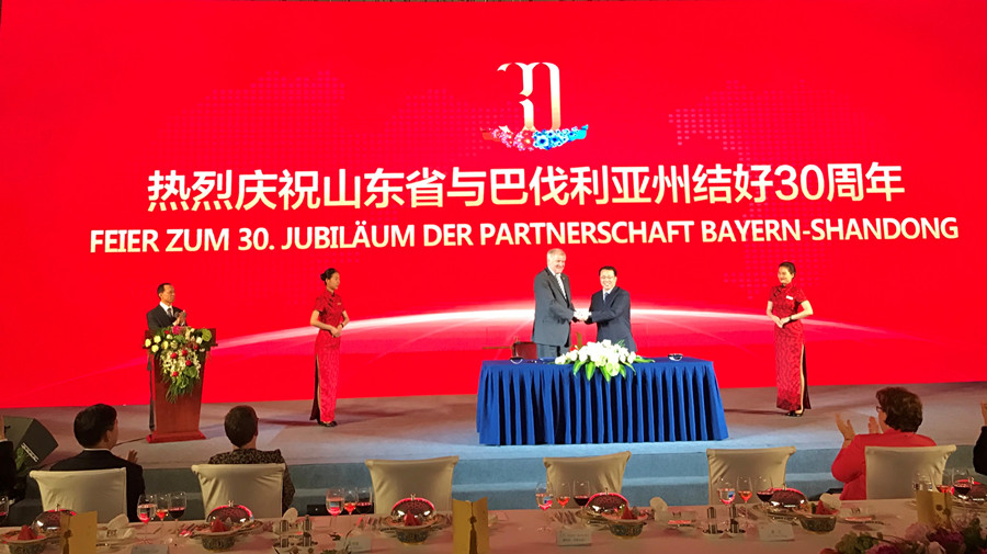 巴伐利亚州州长泽霍夫和山东省省长龚正签署联合声明_副本.jpg 巴伐利亚州州长泽霍夫和山东省省长龚正签署联合声明_副本.jpg